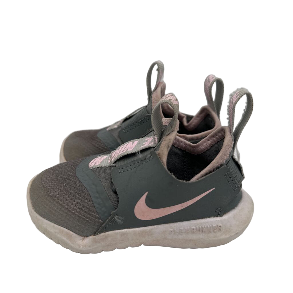 Slip On Sneakers / Pink Swoosh