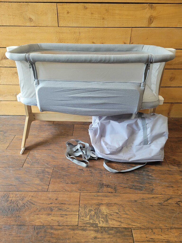 Bassinet & Bedside Sleeper with sheets