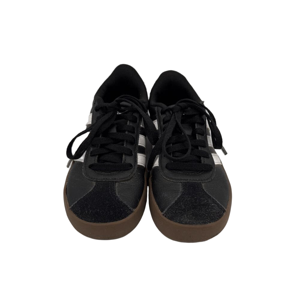 Lace Up Sneakers / White Stripes