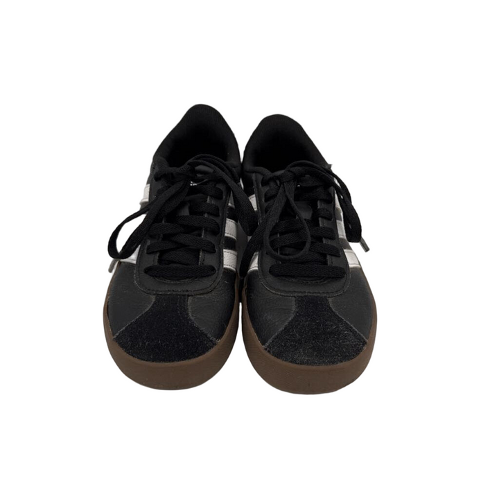 Lace Up Sneakers / White Stripes