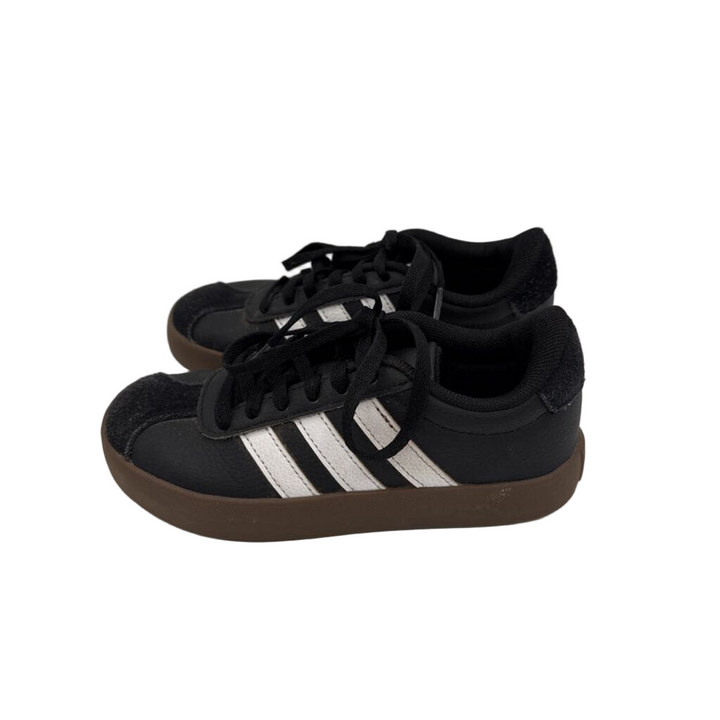 Lace Up Sneakers / White Stripes
