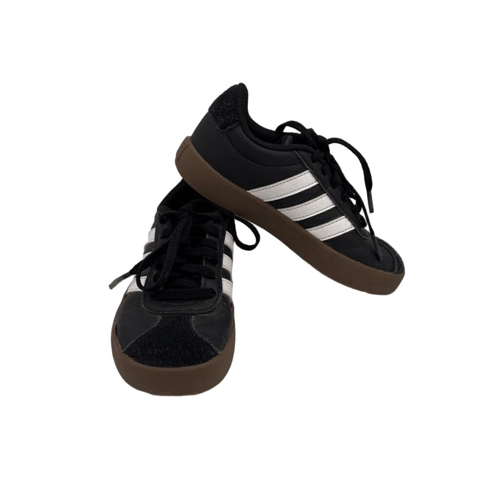 Lace Up Sneakers / White Stripes