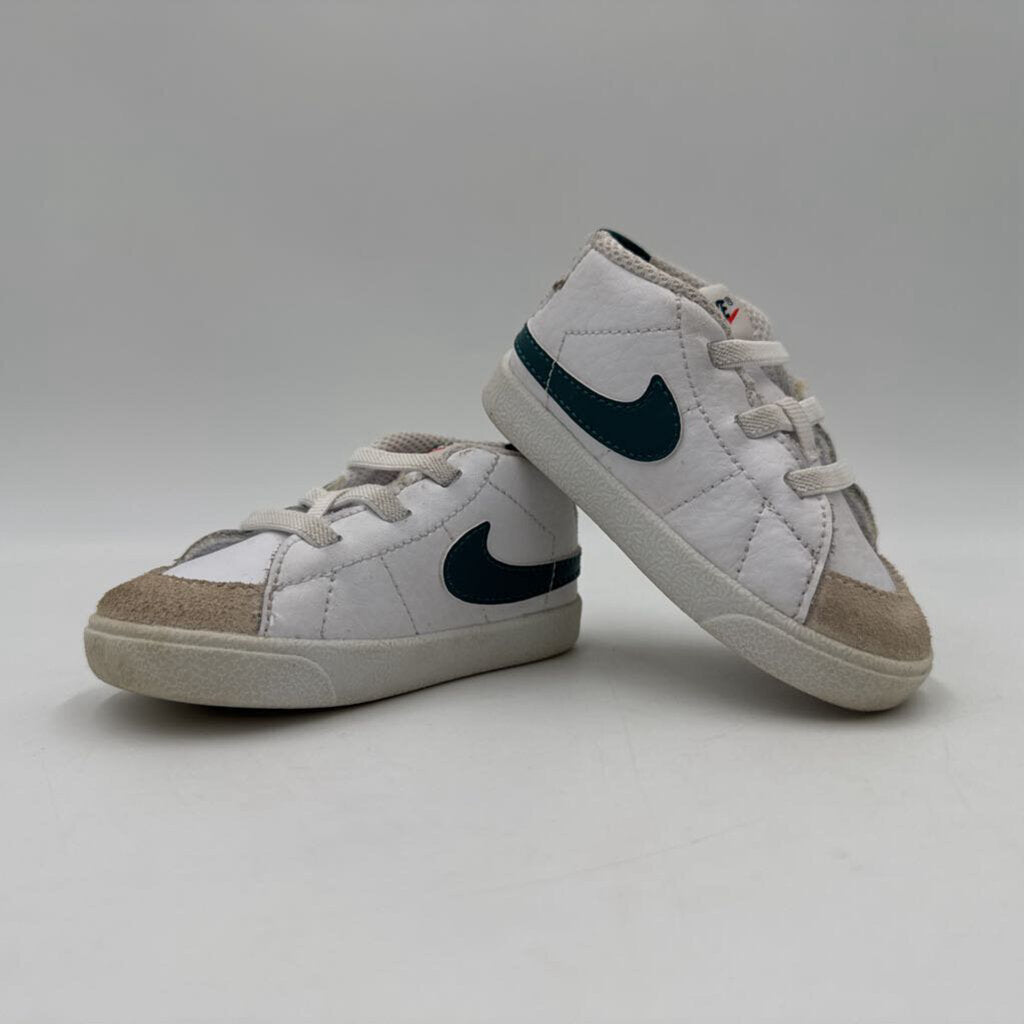 Velcro Sneakers / Green Swoosh