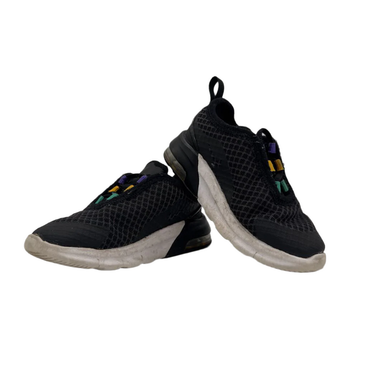 Slip On Sneakers / Red Swoosh