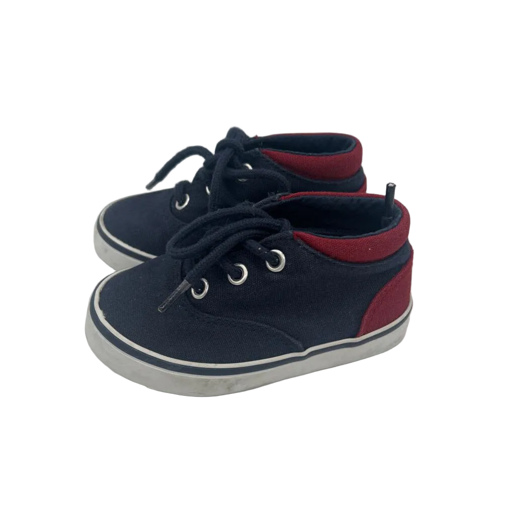 Sneaker with laces