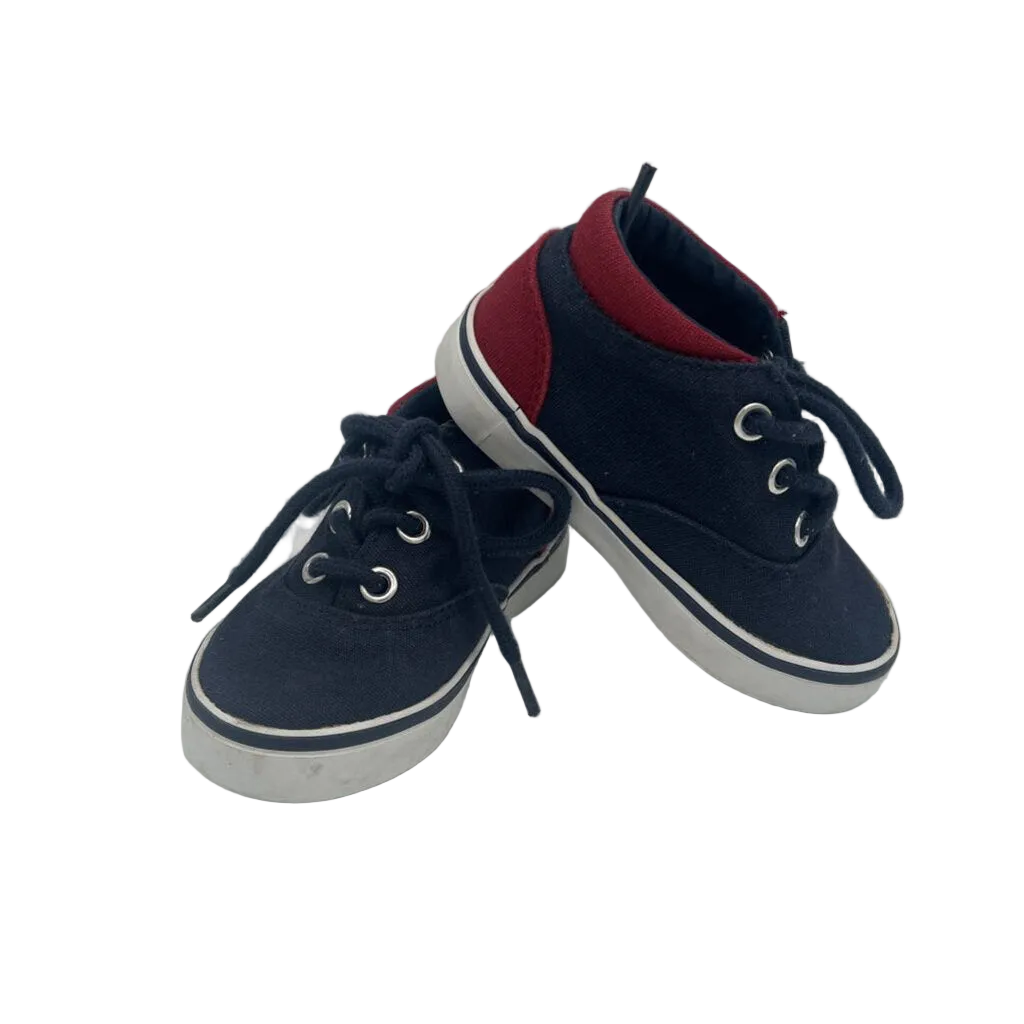 Sneaker with laces