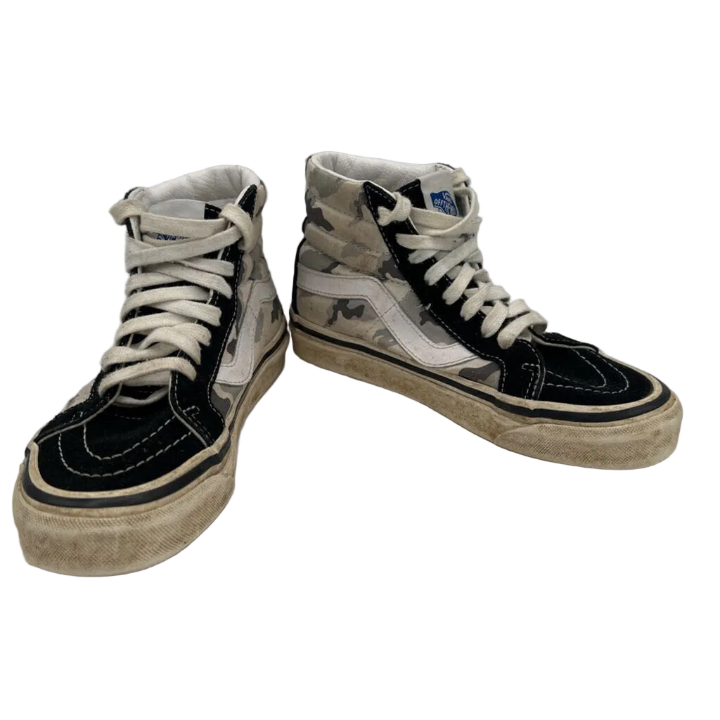 High Top Lace Up Sneakers / Camo
