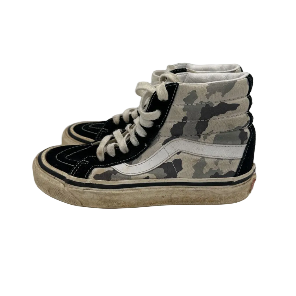 High Top Lace Up Sneakers / Camo