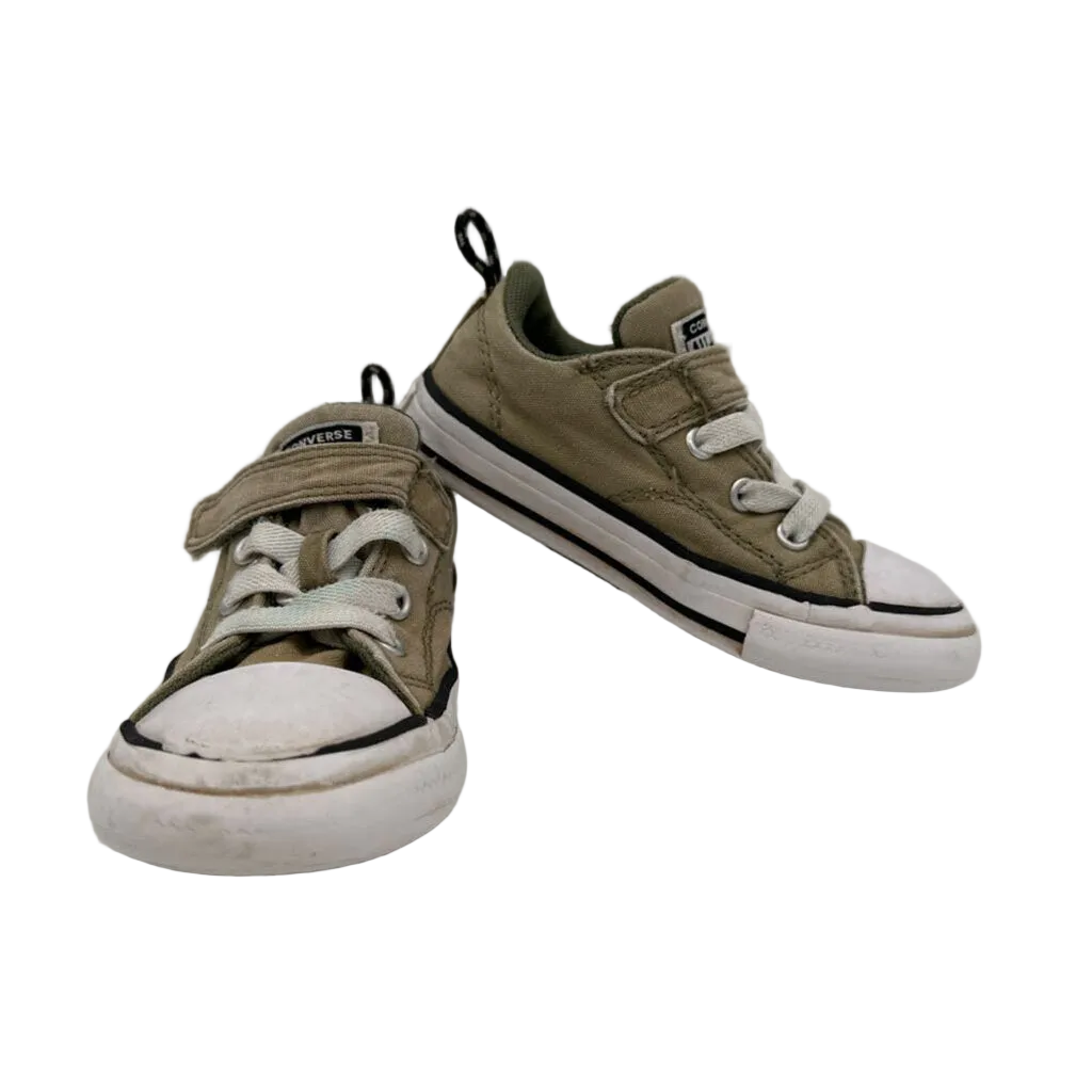 Sneakers / Velcro Clasp