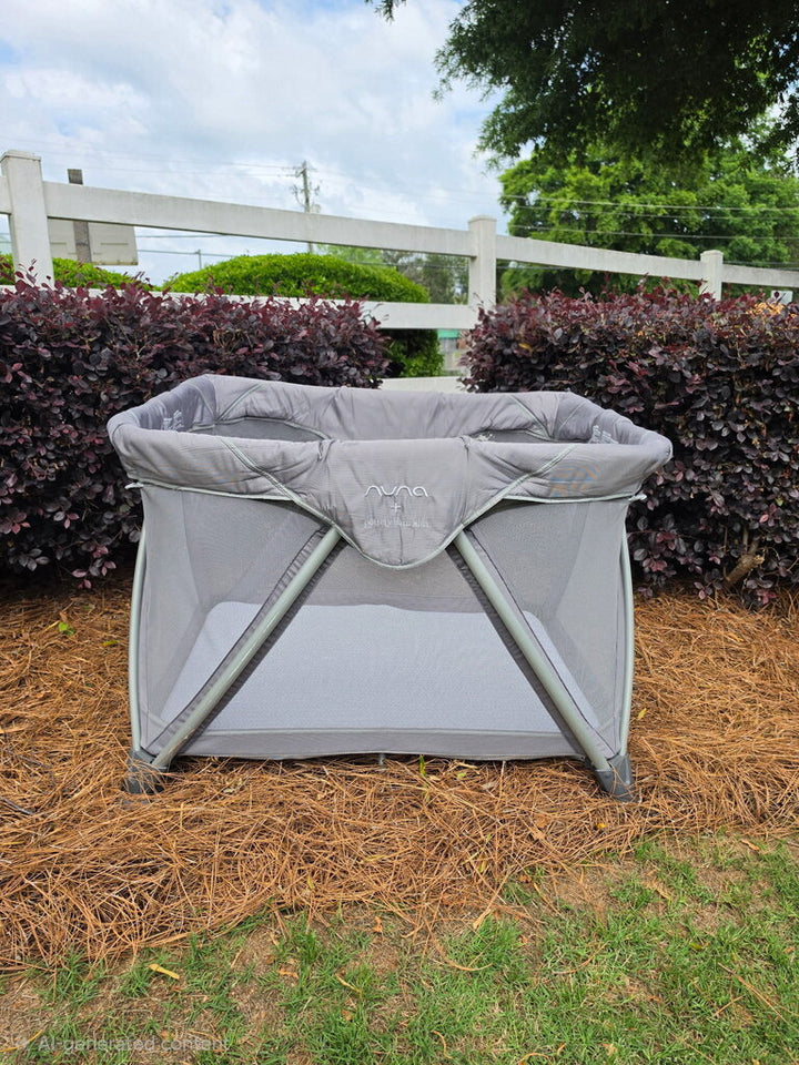 Nuna Air Travel Crib w/Travel Bag/Slight Wear