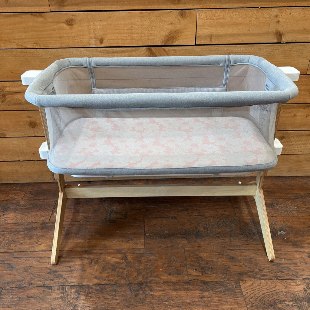 Bassinet & Bedside Sleeper with sheets
