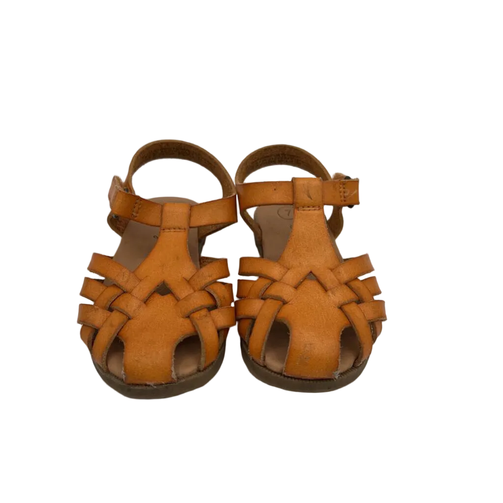 Strap Sandals / Closed Toed