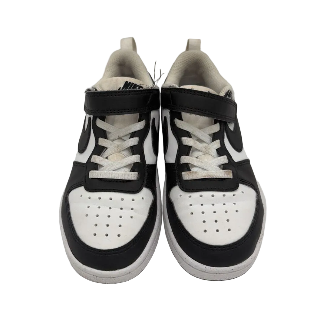 Sneakers / Black Swoosh
