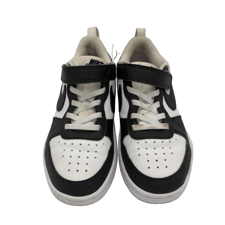 Sneakers / Black Swoosh
