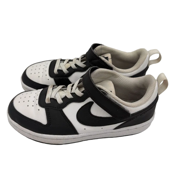Sneakers / Black Swoosh
